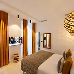 O'lord, 4 Etoiles, De Luxe Champs-elysees